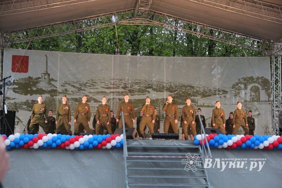 В Великих Луках прогремел праздничный салют в честь Дня Победы (ФОТО)