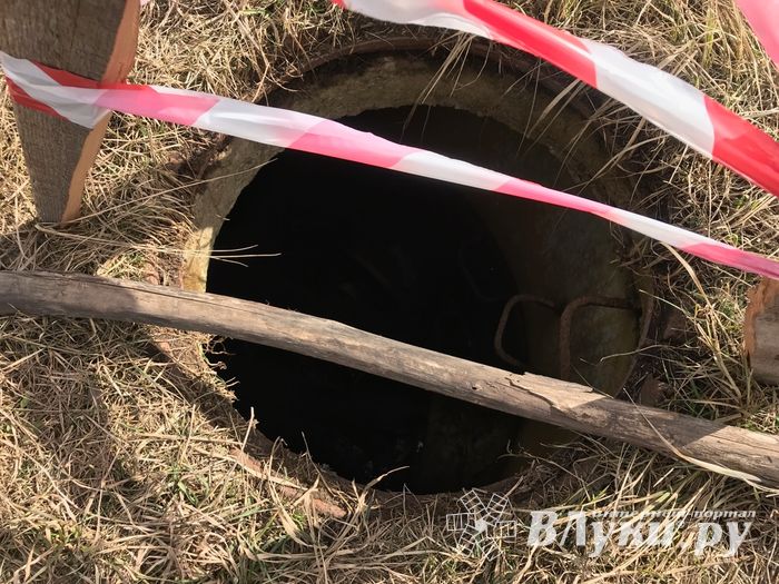 Великолучане обеспокоены появлением опасной дыры возле школы № 13 (ФОТО)