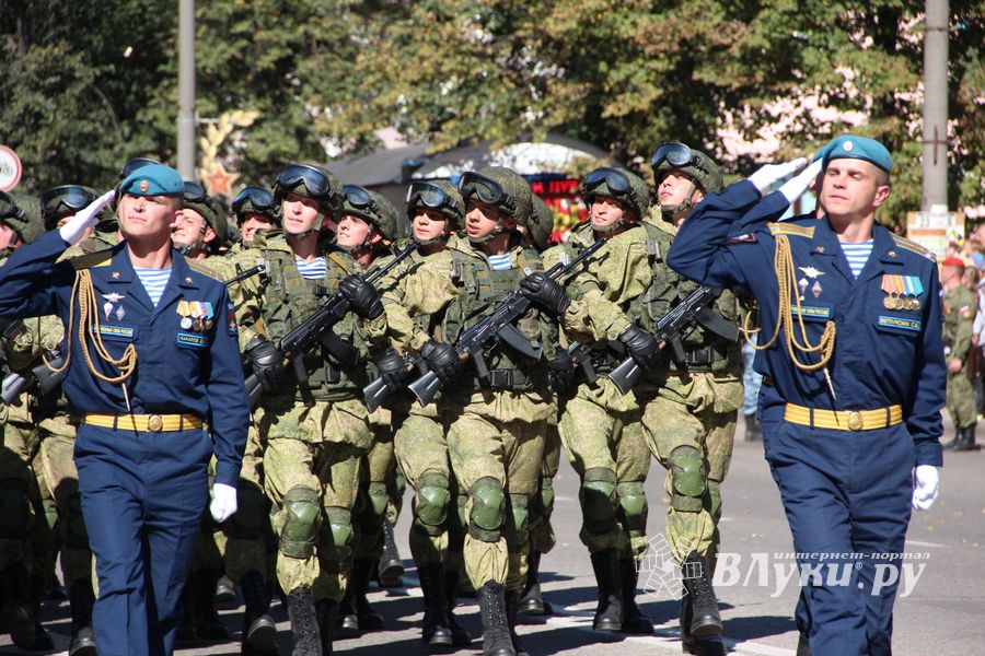 Военный парад в Великих Луках, часть II (ФОТО)