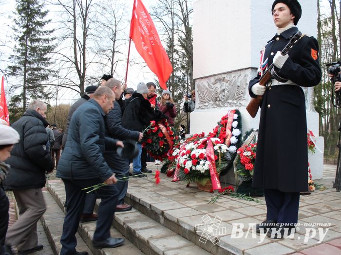Родственники погибших солдат приняли участие в возложении цветов в Великих Луках