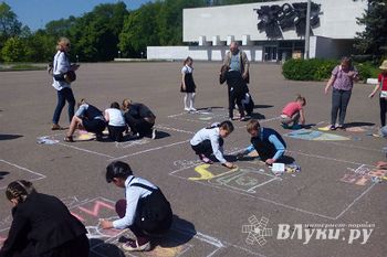 В Великих Луках на площади А. Матросова прошел конкурс детского рисунка на асфальте (фото)