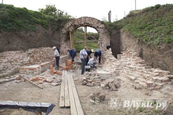 Реставрационные работы на Западных воротах Великолукской крепости вступили в новую фазу (ФОТО)