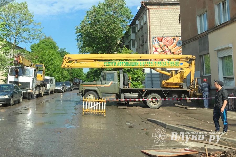 На Первомайской в Великих Луках ведутся ремонтные работы (ФОТО)