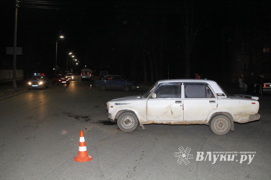Два ВАЗа столкнулись в Великих Луках (ФОТО)