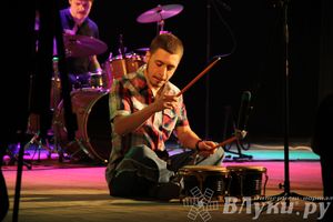 В Великих Луках прошел фестиваль живой музыки «Ставим на аватарках небо» (фото)