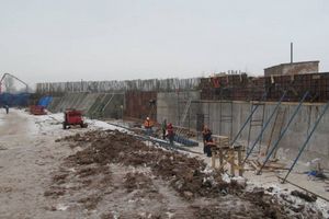 Депутат Александр Васильев проконтролировал ход строительства путепровода в Великих Луках (ФОТО)