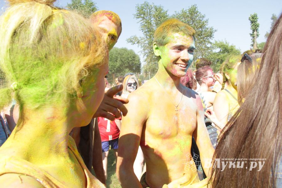 Яркие эмоции «ColorFest» в Великих Луках (ФОТО)
