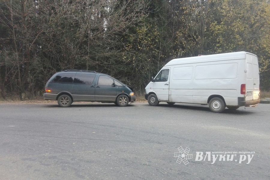 В зеленой зоне столкнулись фольксваген и тайота (ФОТО)
