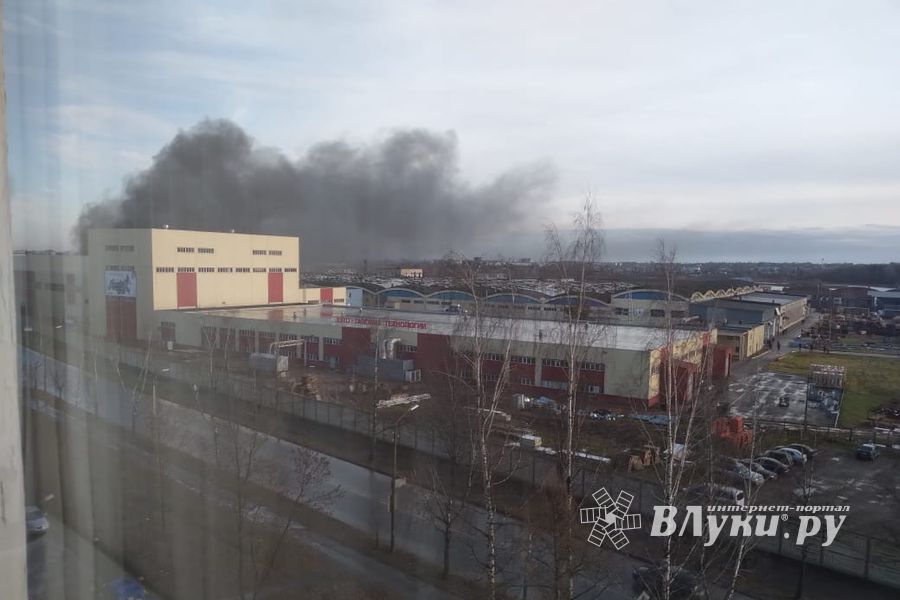 В Великих Луках горит завод ЗЭТО (ФОТО; ВИДЕО)
