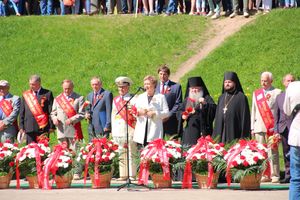 По центральному проспекту Великих Лук прошёл  «Бессмертный полк» (0+) (ФОТО)