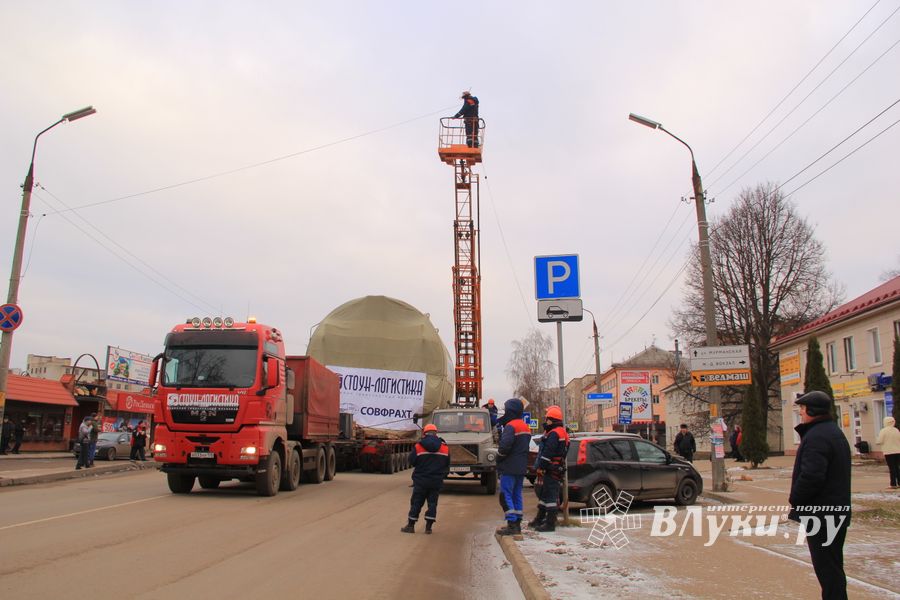 Негабаритный автопоезд вновь следует по улицам Великих Лук
