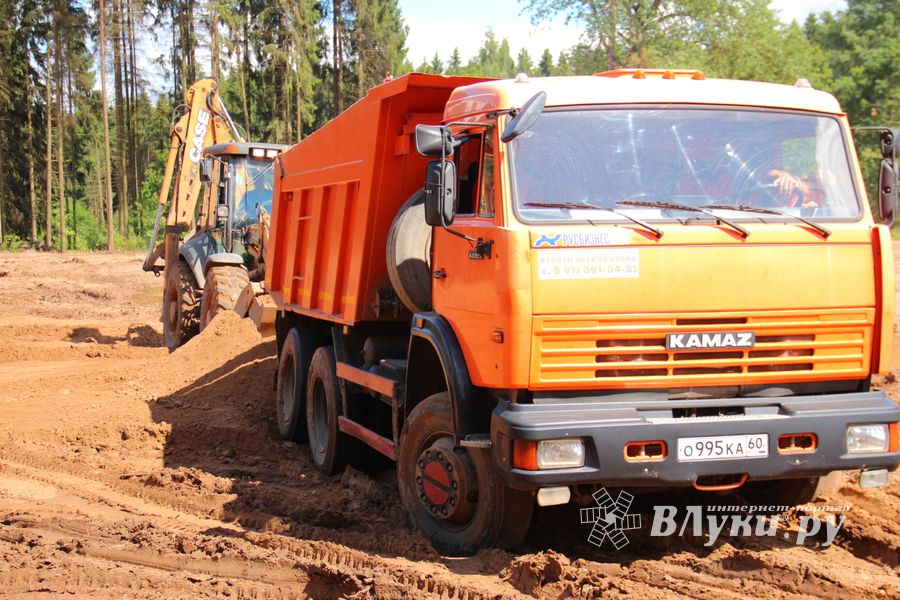 Строительство велоцентра в Великих Луках: склад, спортплощадки, велодорожки и земляника (ФОТО)