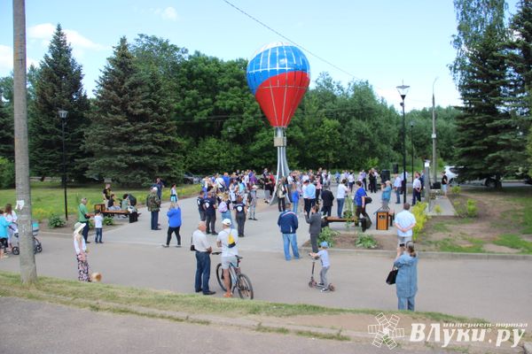 Памятный знак воздухоплаванию открыли в Великих Луках (ФОТО)