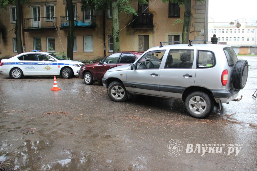 Chevrolet vs Chevrolet: автомобили не поделили улицу в Великих Луках (ФОТО)