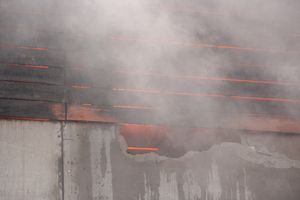 В Великих Луках на ул. Ползунова горит дом (ФОТО)