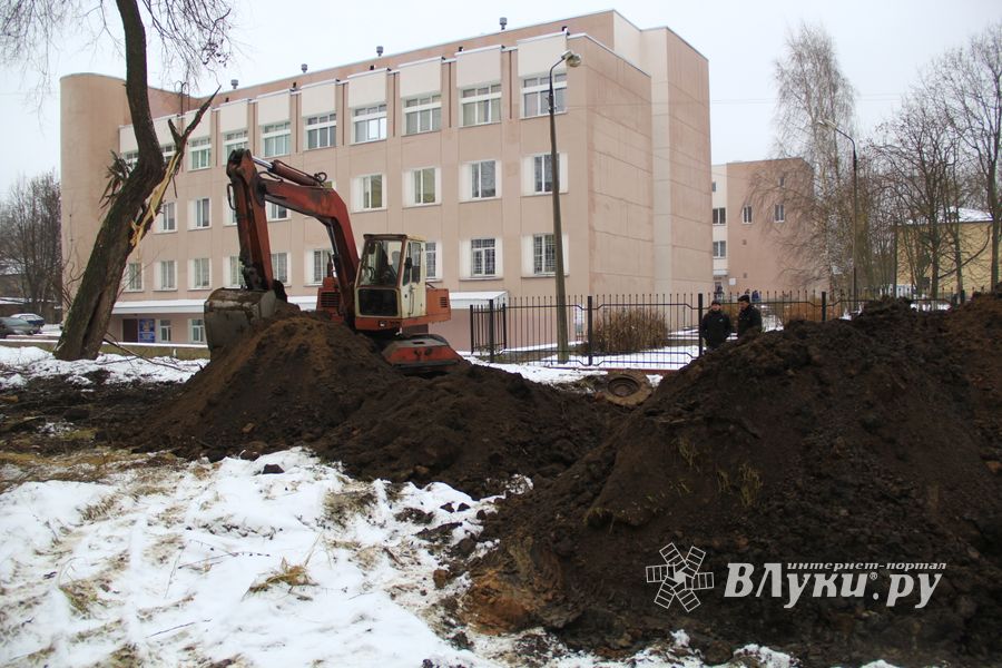 Возле железнодорожной поликлиники ликвидируют прорыв канализации (ФОТО)