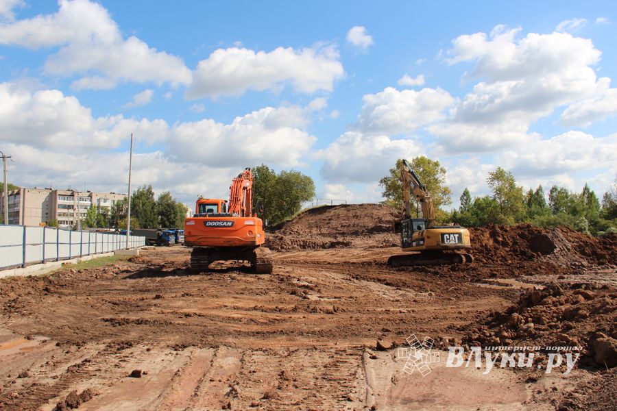  На месте строительства путепровода ведутся работы (фото)