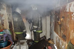 Фоторепортаж: пожар на Зверева в Великих Луках (ФОТО 18+)