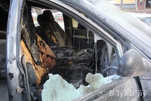 В Великих Луках подожгли автомобиль (фото)