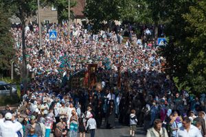 Андрей Турчак вместе с верующими принимает участие в праздновании Успения Пресвятой Богородицы (фото)
