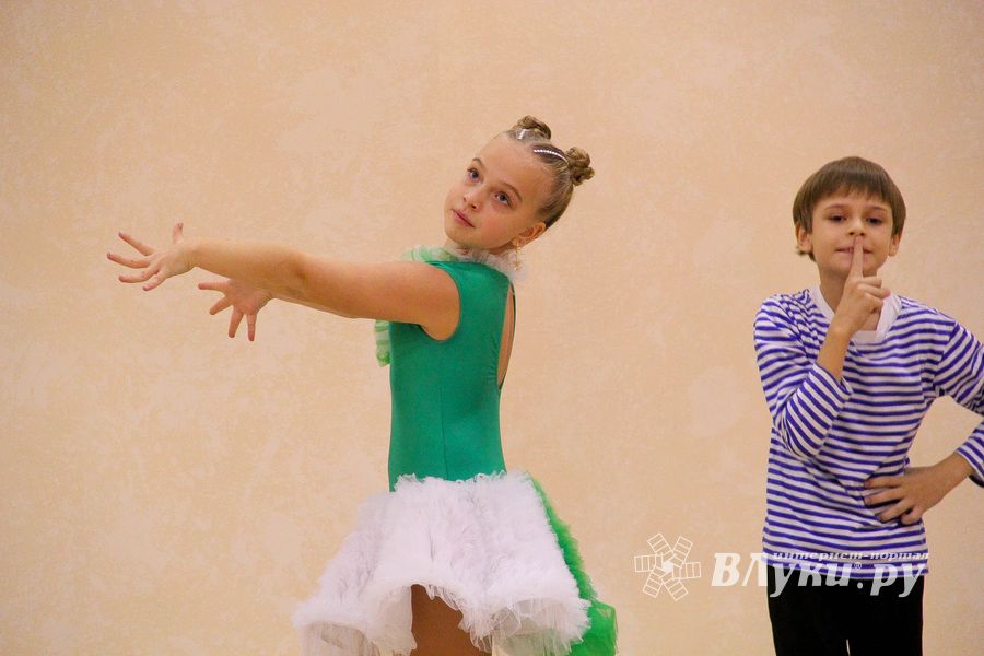 В Великих Луках поздравляют мам (ФОТО)