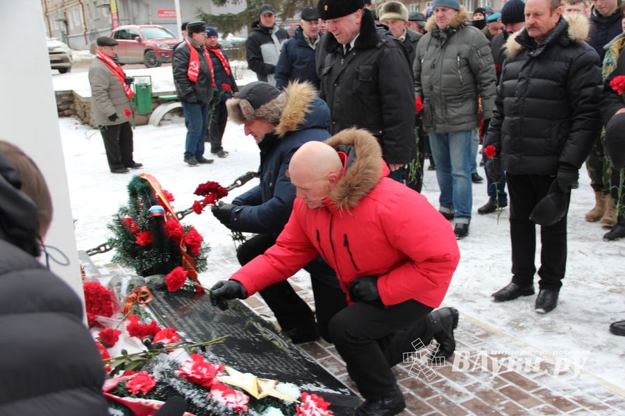 Великолучане почтили память героев-десантников