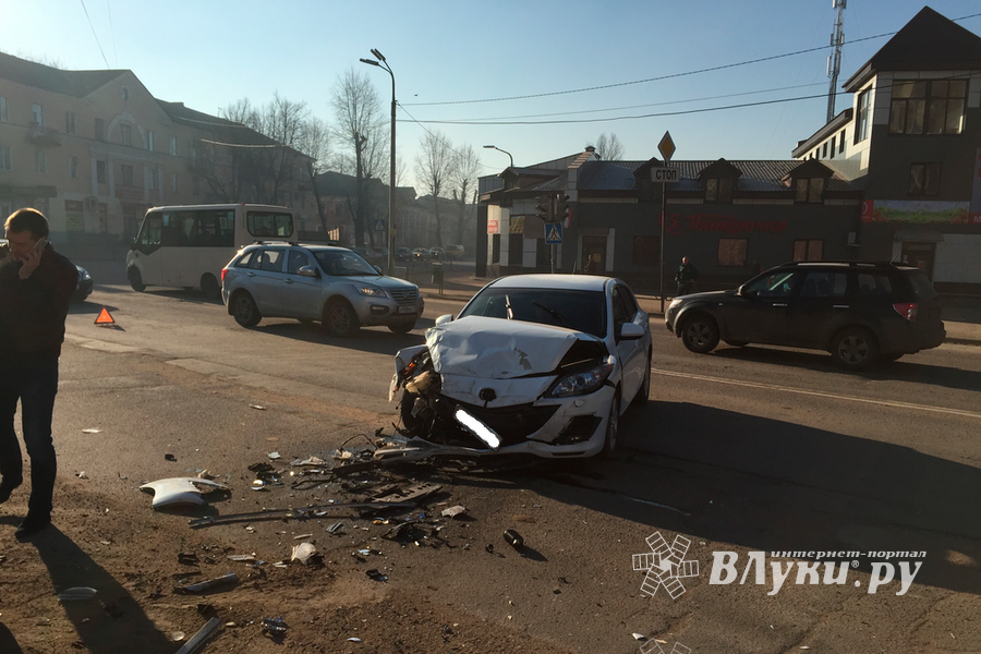 В Великих Луках столкнулись Мерседес и Мазда (фото)