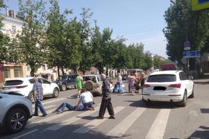 На центральном проспекте Великих Лук пострадали два человека (ФОТО)