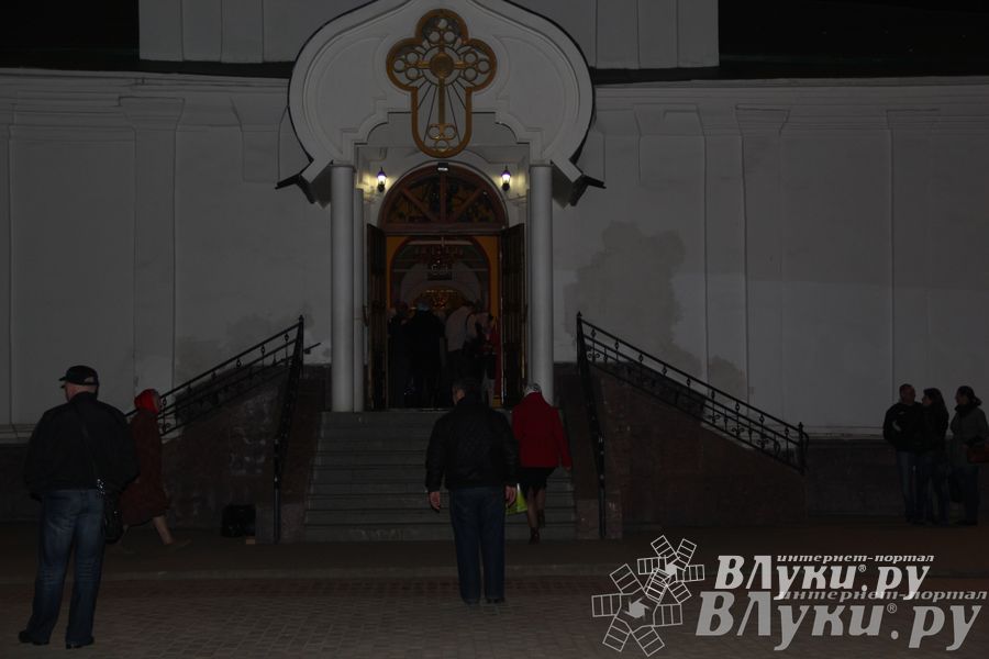 Крестным ходом встредили великолучане светлый праздник Пасхи