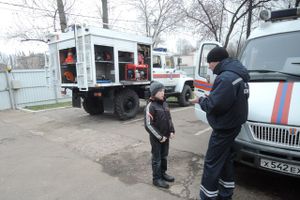 Воспитанник детского дома-школы побывал в гостях у великолукских спасателей (фото)
