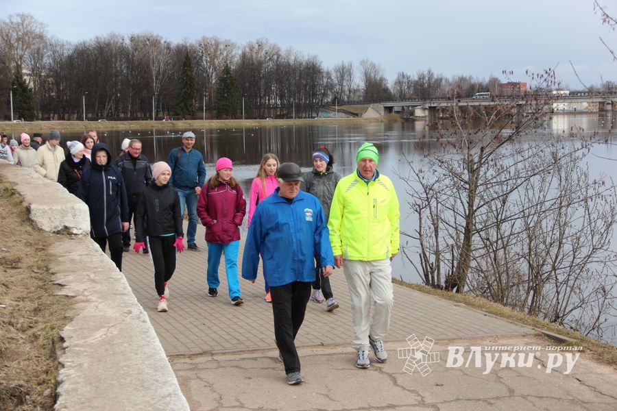 Великолучане присоединились к Всероссийской акции по ходьбе (ФОТО)