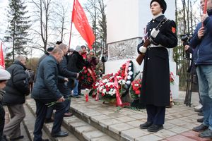 Родственники погибших солдат приняли участие в возложении цветов в Великих Луках