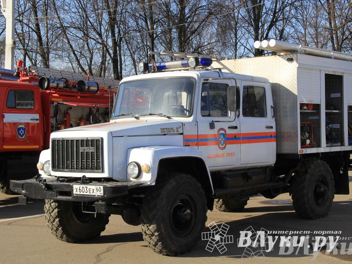 В центре Великих Лук спасатели продемонстрировали свою технику (ФОТО)