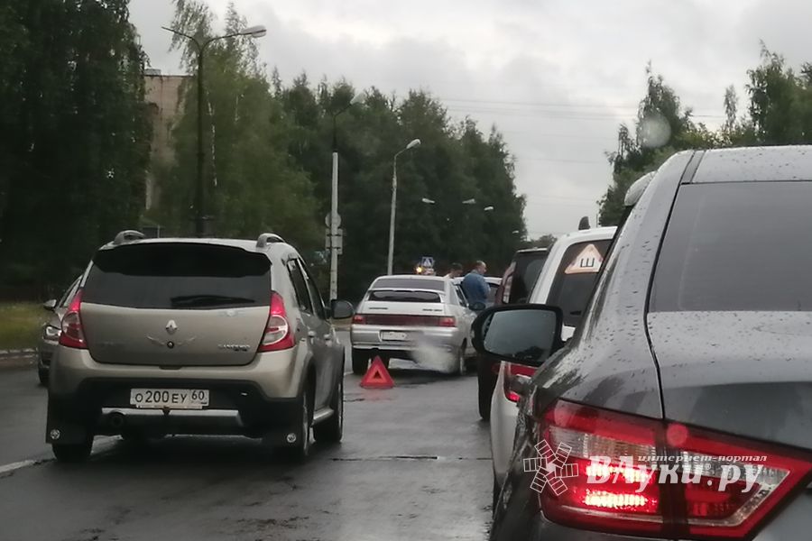 ДТП на ул. Гоголя в Великих Луках (ФОТО)