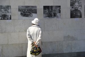 По центральному проспекту Великих Лук прошёл  «Бессмертный полк» (0+) (ФОТО)