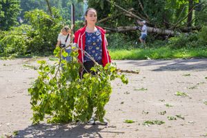 Небезразличные великолучане помогают убрать город после урагана (ФОТО)