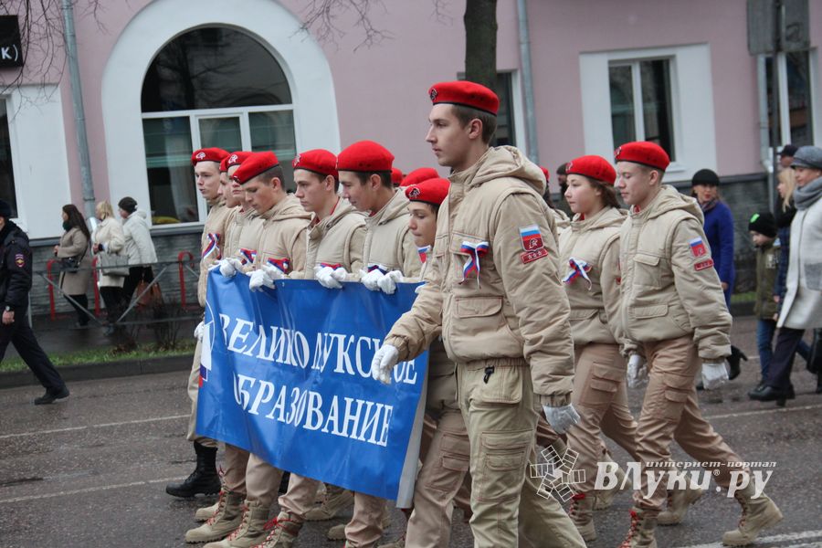 В Великих Луках прошло праздничное шествие (ФОТО)