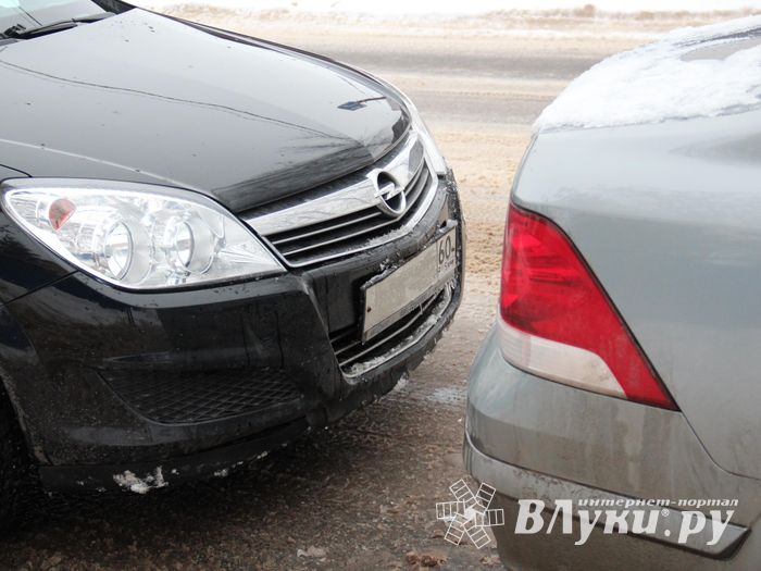 Два Опеля столкнулись на Дьяконова в Великих Луках (ФОТО)
