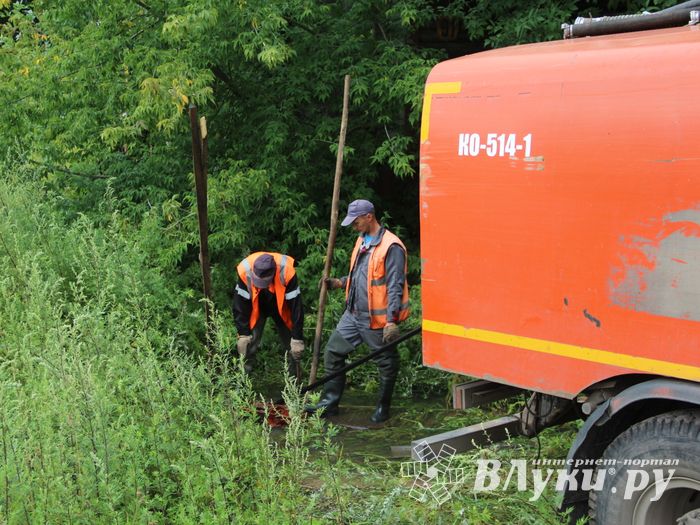 Авария в сетях канализации пока не поддаётся ремонтникам (ФОТО)