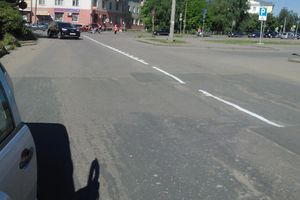 На дорогах Великих Луках появилась новая разметка, а новый асфальт — нет (ФОТО)