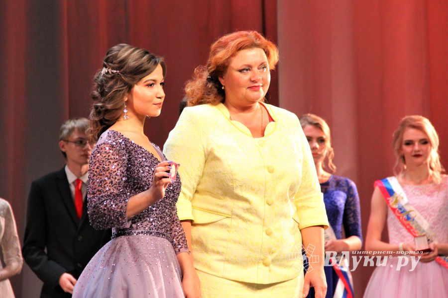 Великолукским выпускникам вручили медали «За особые успехи в учении» (ФОТО)