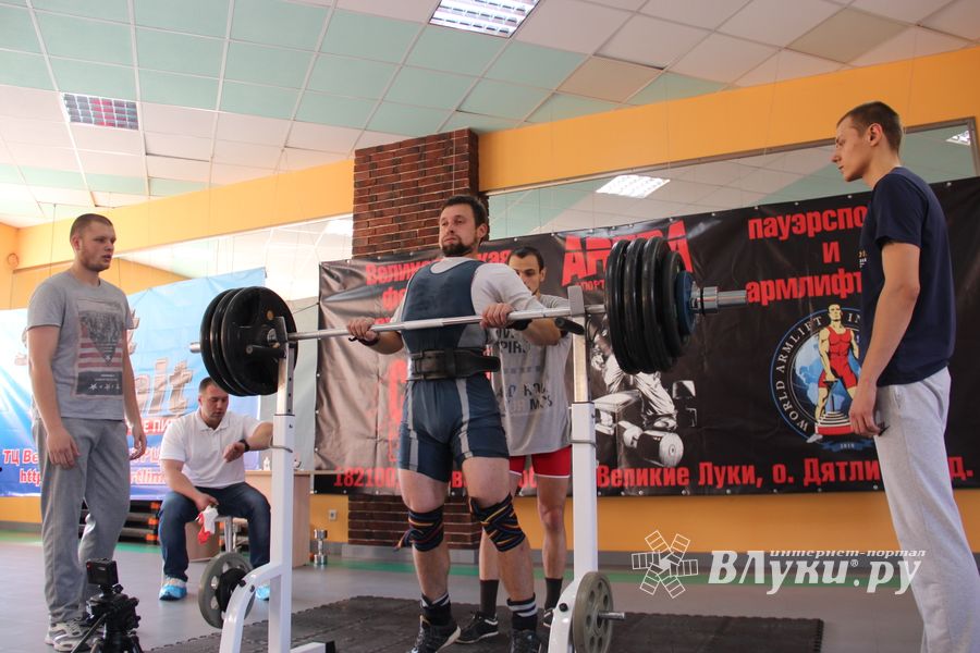 В Великих Луках прошел открытый городской турнир по пауэрлифтингу (фото)