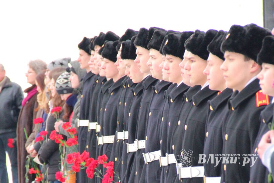 У Вечного огня в Великих Луках прошёл торжественный митинг (фото)