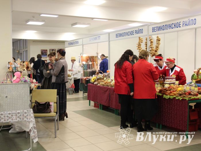 В Великих Луках открылась 8-ая Великолукская универсальная выставка (ФОТО)