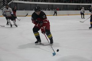 Две великолукские команды хоккеистов одержали победы в домашних матчах (ФОТО)