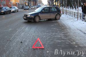 Из-за аварии в центре Великих Лук затруднено движение (фото)