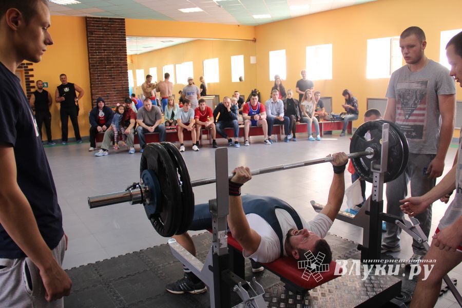 В Великих Луках прошел открытый городской турнир по пауэрлифтингу (фото)