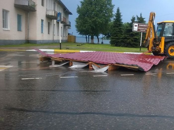Ураган в Псковской области валил деревья и срывал крыши (ФОТО)