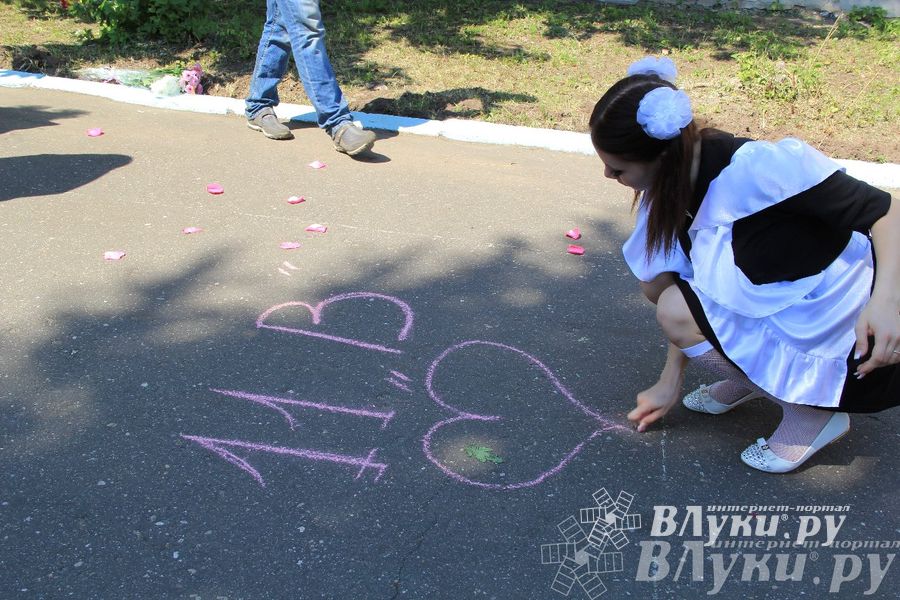 В Великих Луках прозвенели «Последние звонки»
