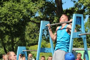 В Великих Луках состояли соревнования по подтягиванию на турнике (фото)